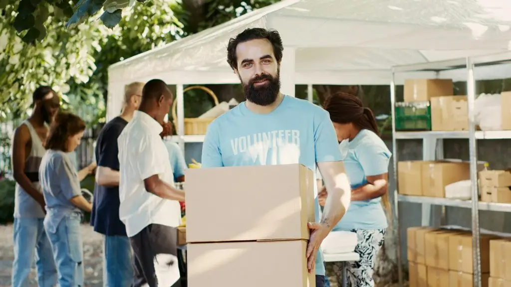 Young man provides free food to homeless